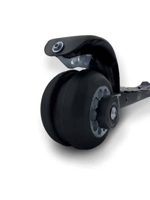 360-flow-klassisk-brems FF 360Flow Classic rulleski med integrert brems montert. Norskutviklet med aktiv 360° demping og V-spor-hjul for ekte skifølelse og full kontroll på asfalt.