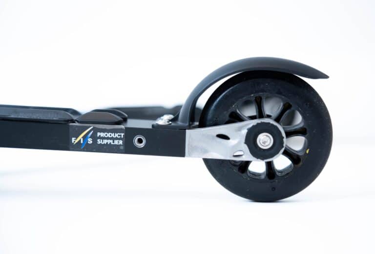 FIS-godkjente rulleski fra FF Rollerskis – utviklet med verdenseliten 4 Nærbilde av bakhjulet og skjermen på FF Rollerskis med FIS-logo, perfekt for profesjonell trening.