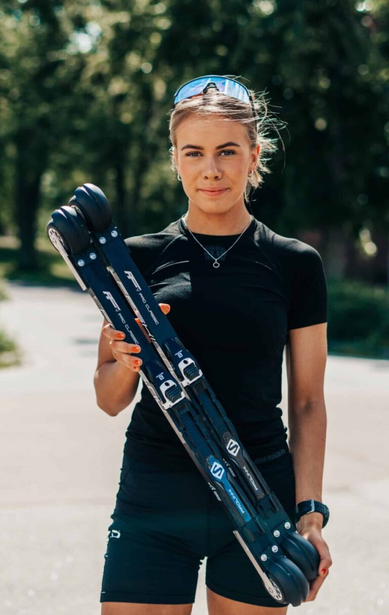 FF Rollerskis i bruk utendørs – høy ytelse og stabilitet for realistisk skiopplevelse på asfalt.