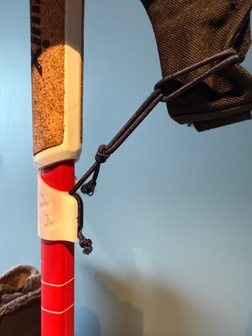 FF PoleControl klips montert under korkgrepet på Swix stav – sidevisning