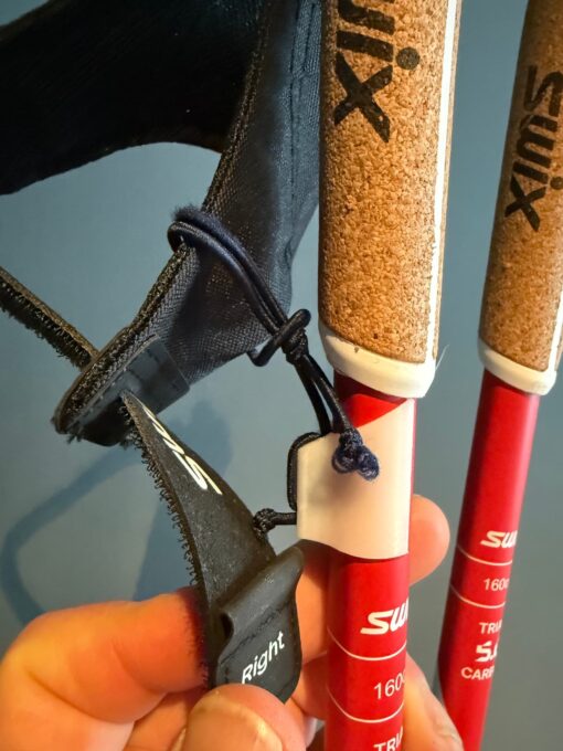 Stav-stroppen-swix-3 FF PoleControl montert på Swix ski stav – klips under korkgrep med håndstropp