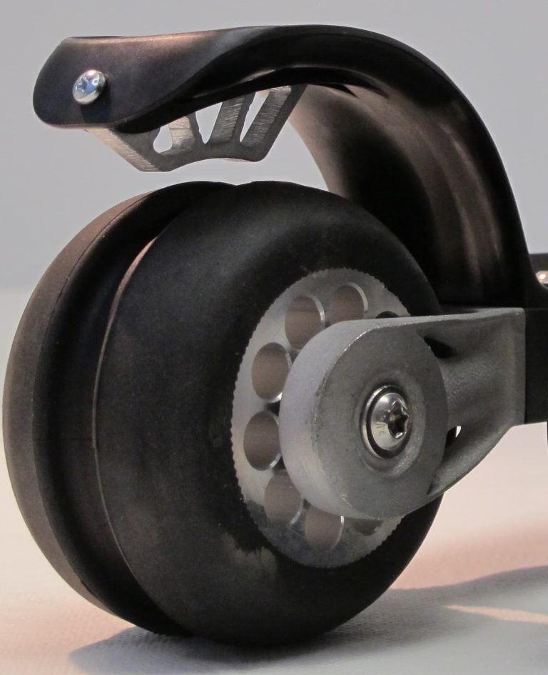 FF Rollerskis bremsekloss for klassisk stil – montert på rulleski.