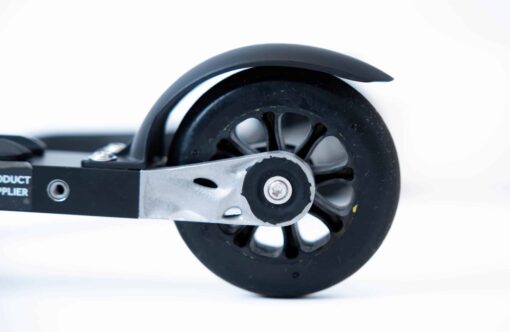 Detaljert nærbilde av FF 360 Flow Skate rulleski, med fokus på hjul og Salomon binding.