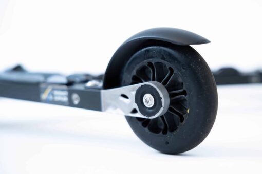 FF 360 Flow Skate rulleski med FIS produktleverandør-logo, Salomon bindinger og resirkulerbare svarte hjul.