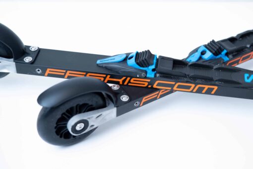 FF 360 Flow Skate rulleski med lettvektsramme, Salomon bindinger og 100% resirkulerbare svarte hjul.