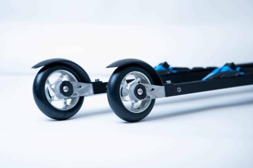 Sidevisning av FF 360 Flow Skate rulleski med hjul som har aluminium felg og gummirullebane.