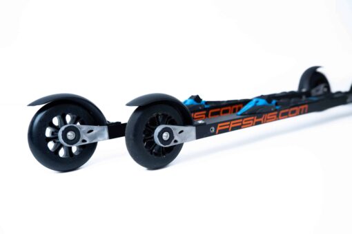 Par av FF 360 Flow Skate rulleski med Salomon topp bindinger og 100% resirkulerbare svarte plastikkhjul.
