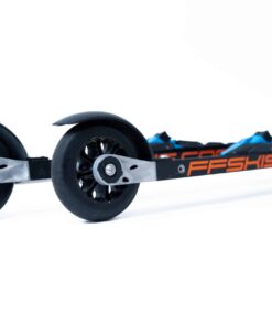 Nærbilde av FF 360 Flow Skate rulleski som viser Salomon topp bindinger og fullstendig svarte hjul.