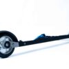 Nærbilde av FF 360 Flow Skate rulleski med Salomon bindinger og hjul med aluminium felg og gummirullebane.