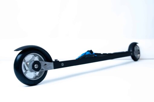 Nærbilde av FF 360 Flow Skate rulleski med Salomon bindinger og hjul med aluminium felg og gummirullebane.