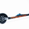 Sidevisning av FF 360 Flow Skate rulleski med Salomon bindinger og 100% resirkulerbare svarte hjul.