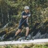 Mysen i Telemarksdesign illustrerer retningsfart med V- Sporshjul oppover på FF rulleski