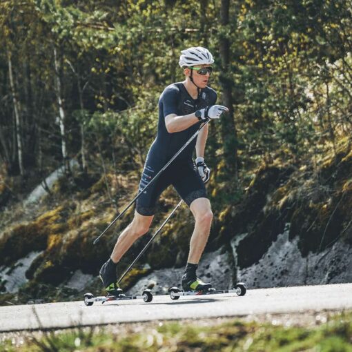 Mysen i Telemarksdesign illustrerer retningsfart med V- Sporshjul oppover på FF rulleski