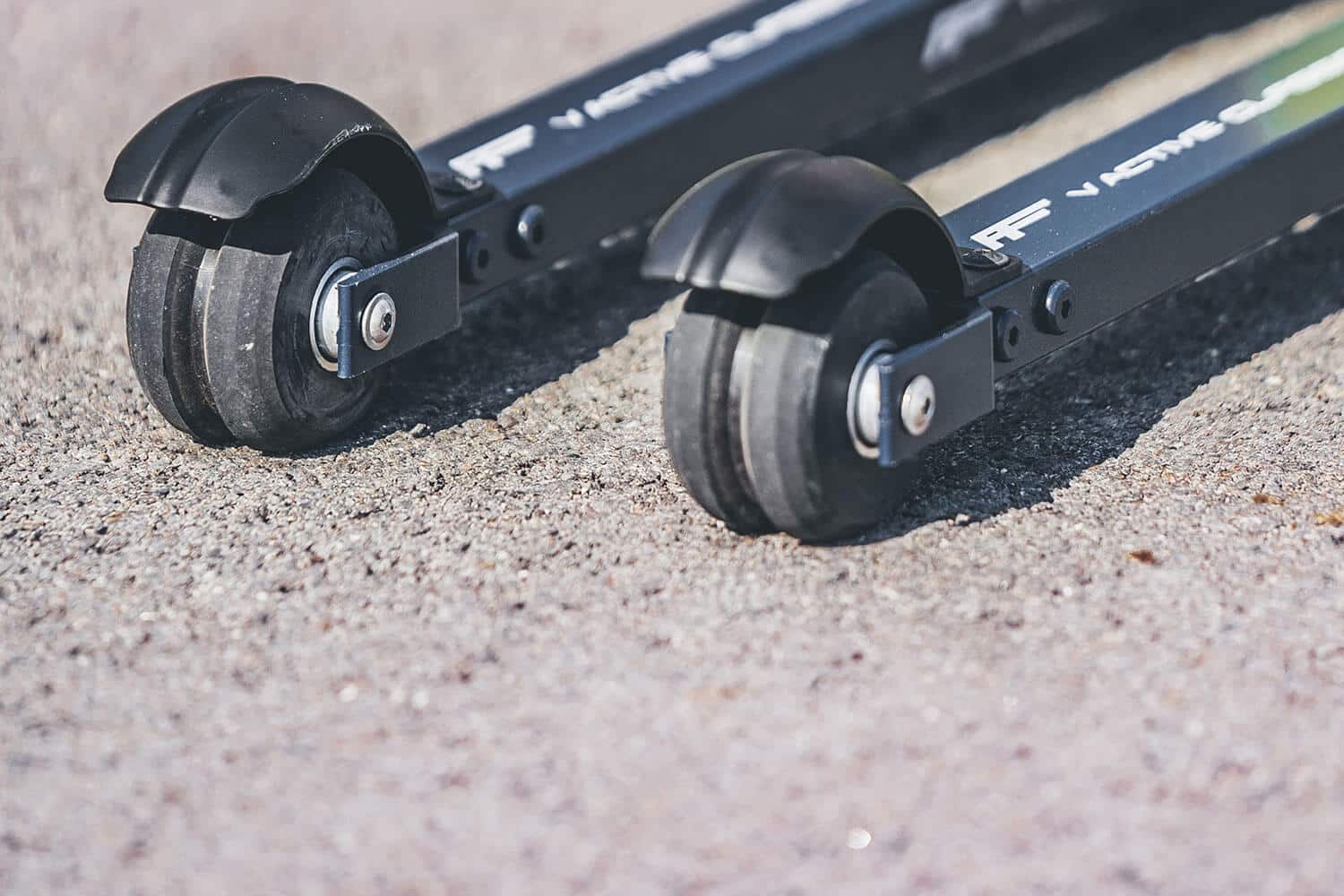 V spors hjulet med aksling. Passer de fleste merker klassiske rulleski.