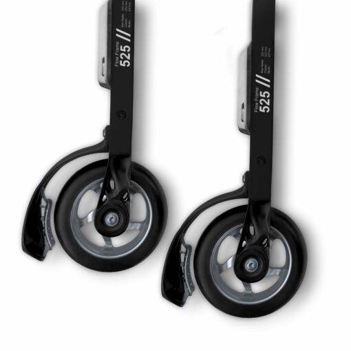 Nærbilde av FF Rollerskis Flow Frame 525 med sorte hjul og skjermer på hvit bakgrunn.