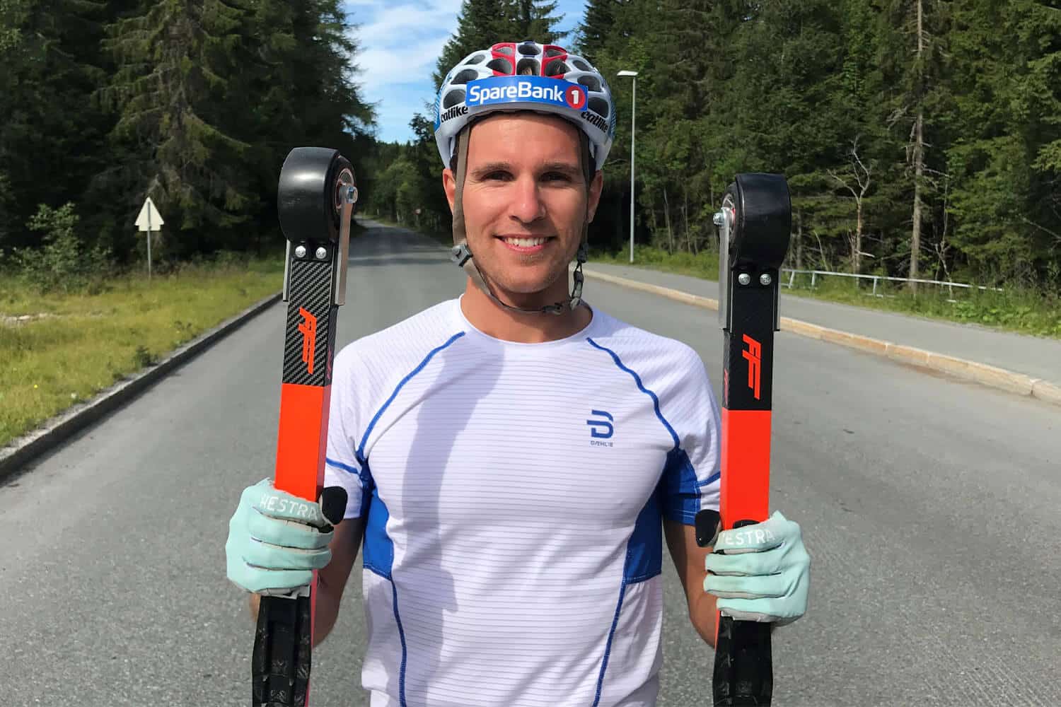 Didrik Tønseth viser frem to ff v pro rulleski