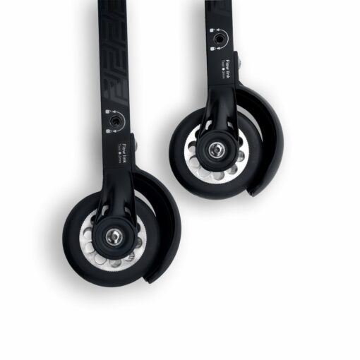 FF Rollerskis Flow Link hjuloppheng To svarte rulleski hjul fra FF Rollerskis med Flow link system og verktøymarkering for enkel justering.