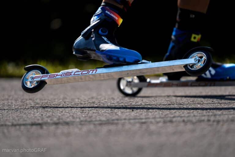 FFSKIS-FF Active Skate rulleski i bevegelse på asfalt – lett, stabil og presis med naturtro skifølelse for sommertrening.