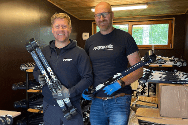 Henrik Lindhagen I FF Rollerskis AS og Espen Berglund fra Rottefella i 2021, det første året de hadde ansvaret for å levere utstyr til rulleskiverdenscupen.