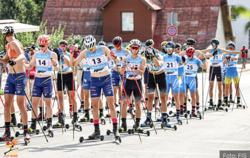 Norsk gründer signerer superkontrakt med FIS. presentert av en rekke utøvere på startstreken med FFski på bena