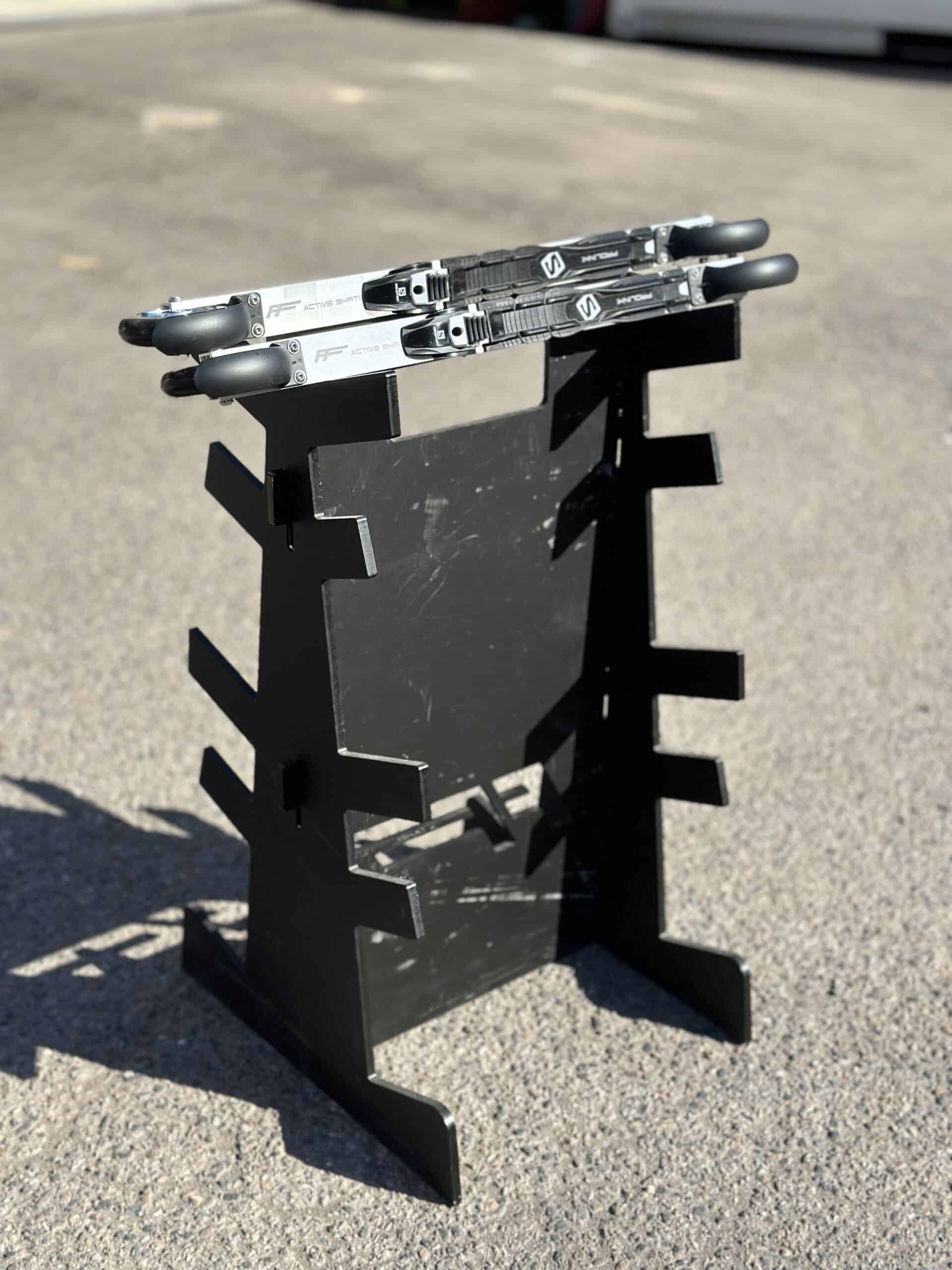 skate-rulleski-på-et-stativ-utendørs fra ffskis