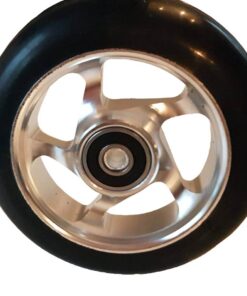 Skate rulleskihjul med blank aluminiums felg og skf lager hvit bakgrunn