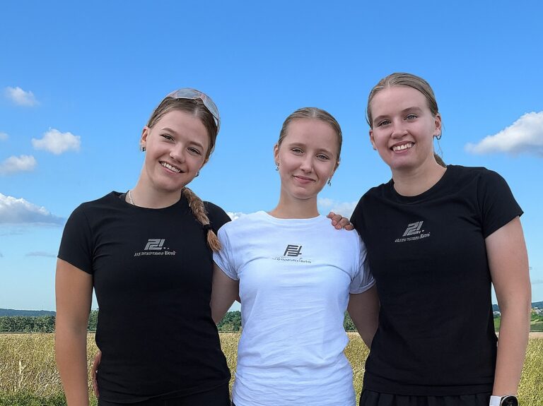 ffskis-Tre jenter i t-skjorter utendørs.